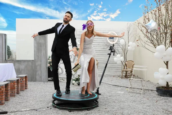 A couple dancing on the 360° booth outdoors